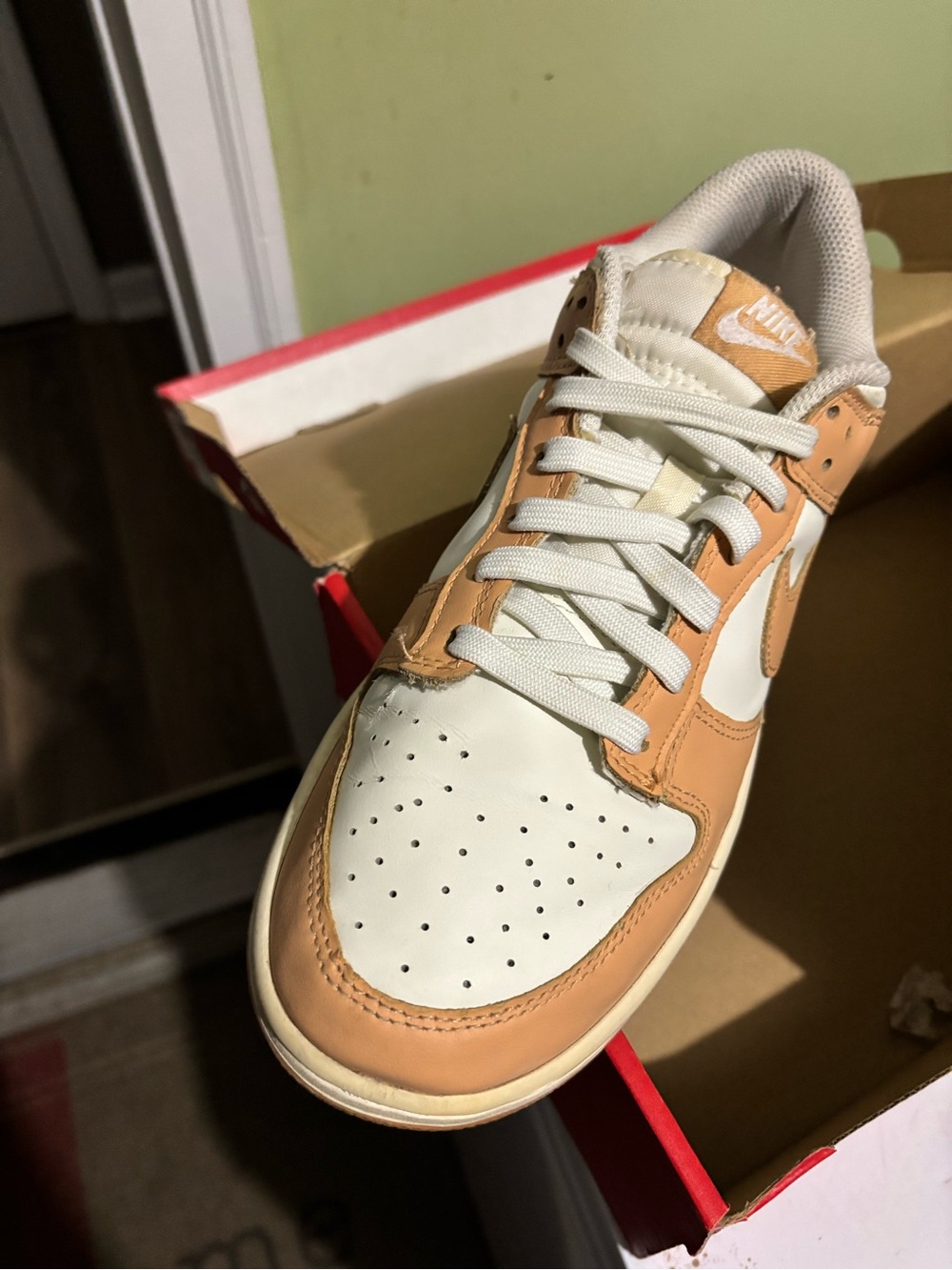 Nike Men’s Low-Top Sneaker in Cream and Tan
